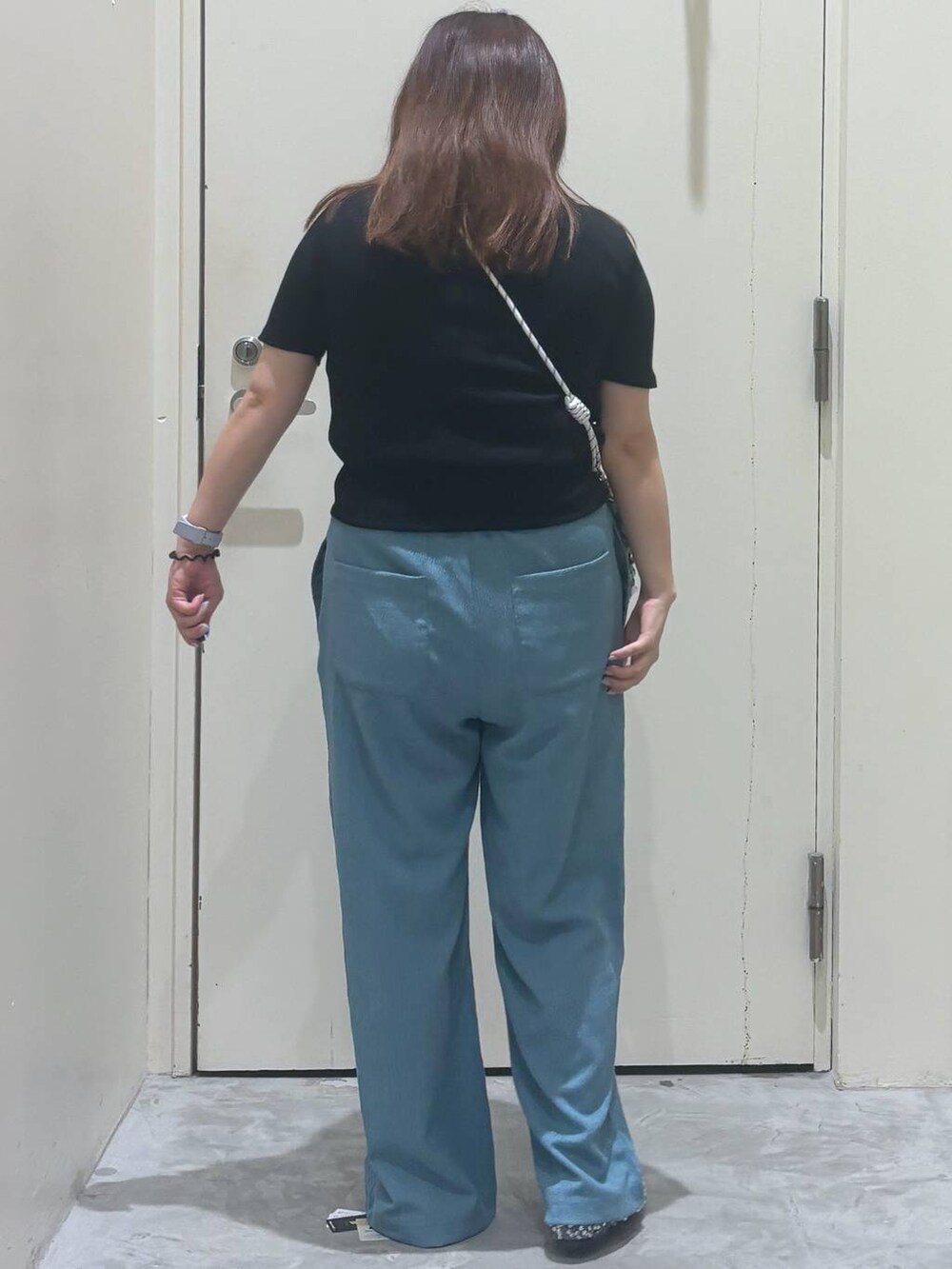 ブルー系のその他パンツ、シルバー系のバレエシューズ、グリーン系のショルダーバッグを着用したレディースの夏コーディネートの6枚目の写真