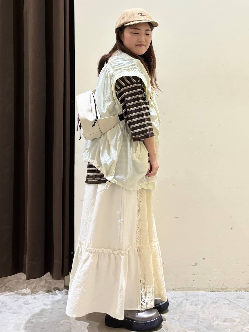 その他のその他シューズ、ベージュ系のブルゾン、ブラック系のTシャツ/カットソーを着用したレディースの秋コーディネートの5枚目の写真