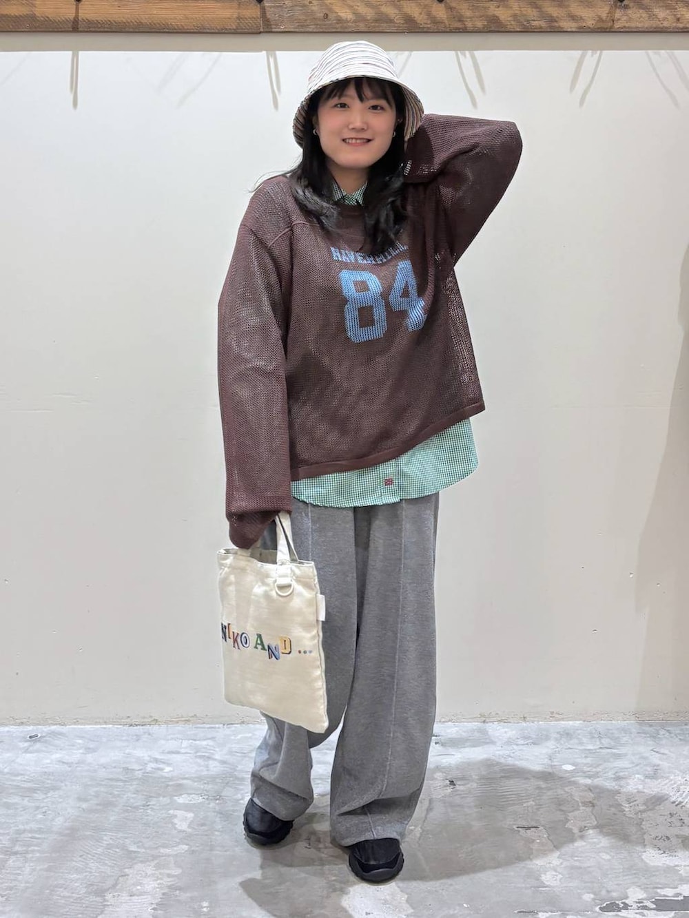 グレー系のその他パンツ、ブラック系のバレエシューズ、グリーン系のシャツ/ブラウスを着用したレディースの春コーディネートの2枚目の写真