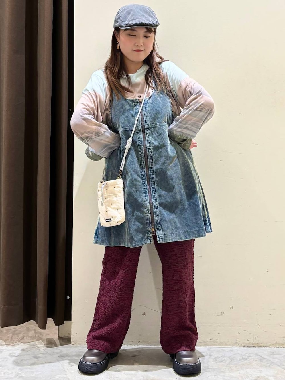 その他のその他シューズ、ブルー系のワンピース、ベージュ系のTシャツ/カットソーを着用したレディースの秋コーディネートの4枚目の写真