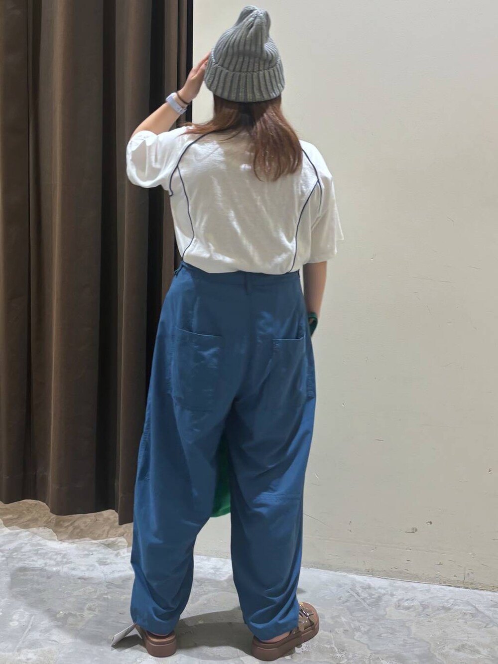 ベージュ系のサンダル、ブルー系のその他パンツ、グリーン系のトートバッグを着用したレディースの夏コーディネートの7枚目の写真