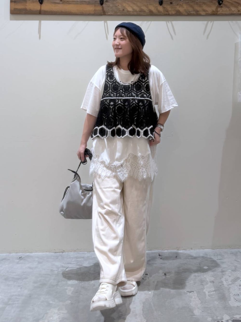 ベージュ系のデニムパンツ、ブラック系のその他トップス、ベージュ系のサンダルを着用したレディースの夏コーディネートの8枚目の写真