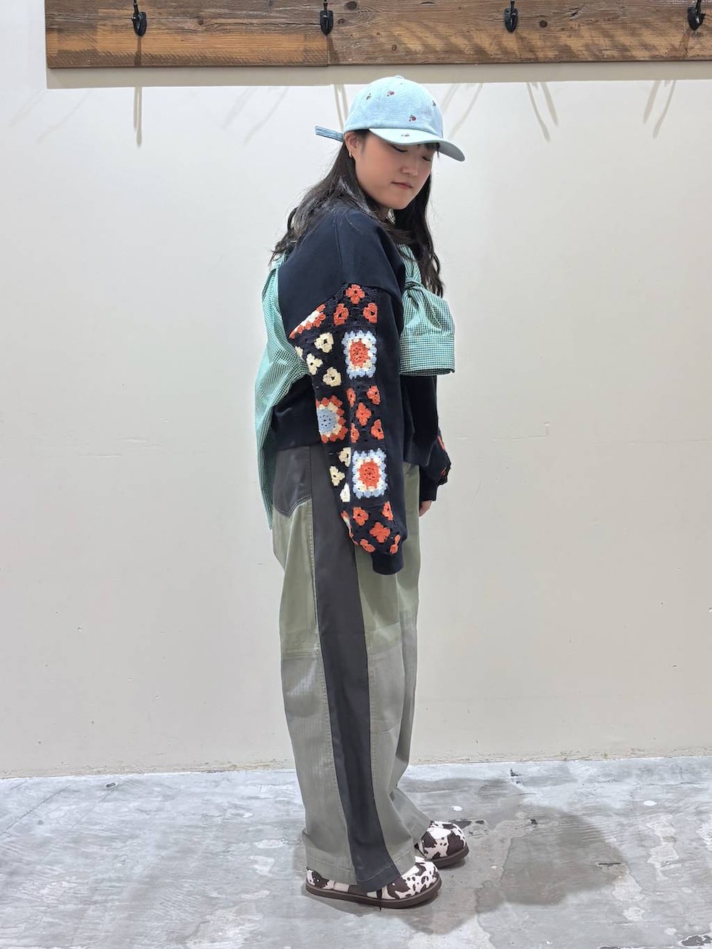 ブルー系のスウェット、グリーン系のシャツ/ブラウス、その他のスニーカーを着用したレディースの春コーディネートの2枚目の写真