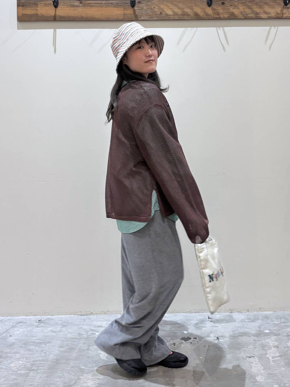 グレー系のその他パンツ、ブラック系のバレエシューズ、グリーン系のシャツ/ブラウスを着用したレディースの春コーディネートの3枚目の写真