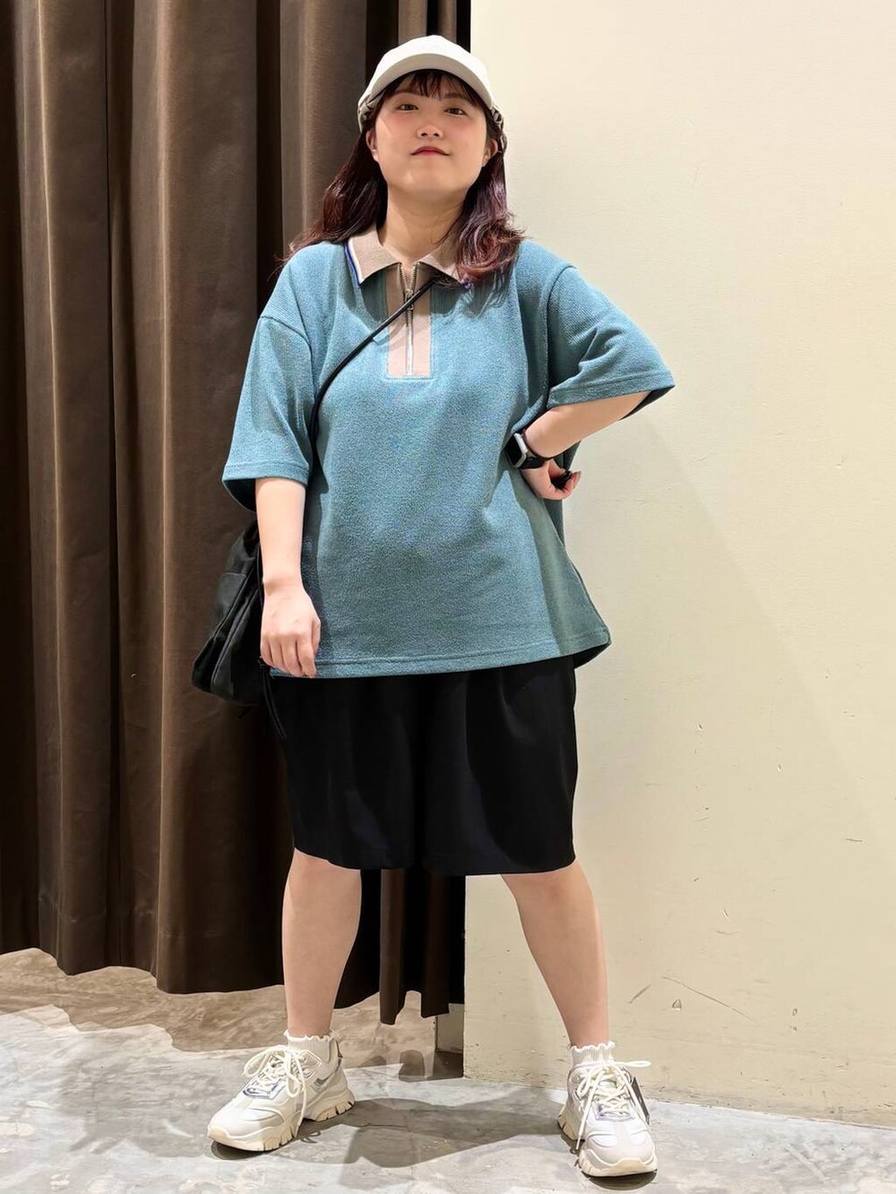 ベージュ系のスニーカー、ブラック系のショルダーバッグ、ブラック系のその他パンツを着用したレディースの春コーディネートの3枚目の写真