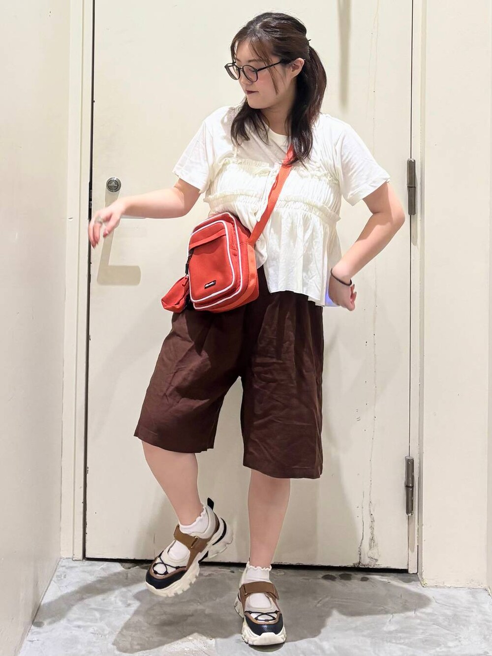 その他のスニーカー、ホワイト系のTシャツ/カットソー、ブラウン系のその他パンツを着用したレディースの夏コーディネートの4枚目の写真