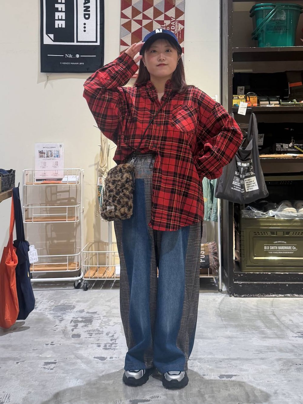 ブラウン系のデニムパンツ、その他のスニーカー、レッド系のシャツ/ブラウスを着用したレディースの秋コーディネートの3枚目の写真
