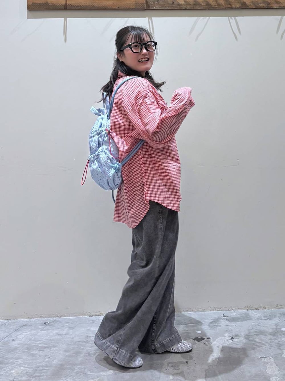 グレー系のパンプス、ブルー系のバックパック/リュックを着用したレディースの春コーディネートの5枚目の写真