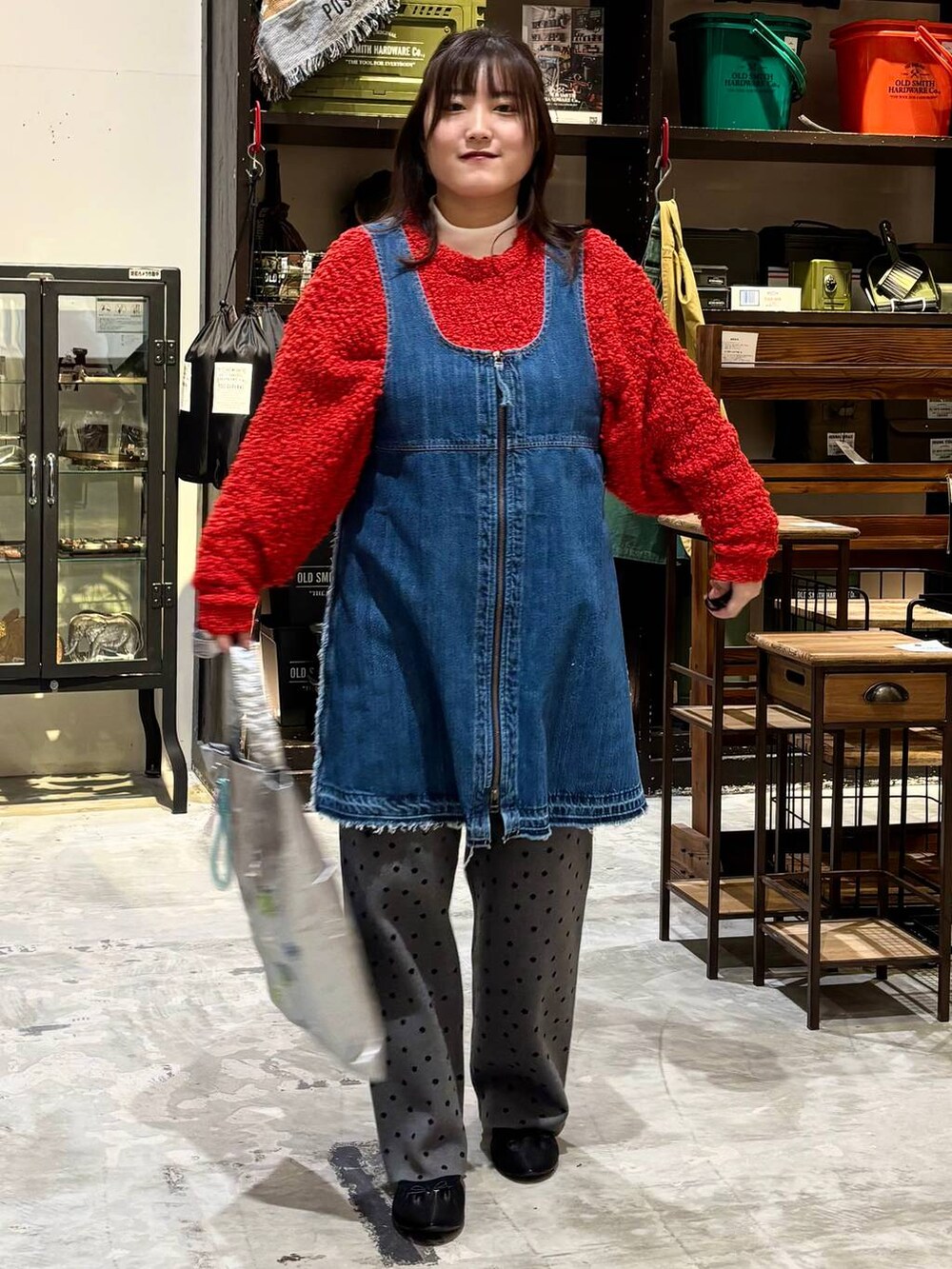 グレー系のその他パンツ、ホワイト系のTシャツ/カットソー、レッド系のニット/セーターを着用したレディースの冬コーディネートの3枚目の写真