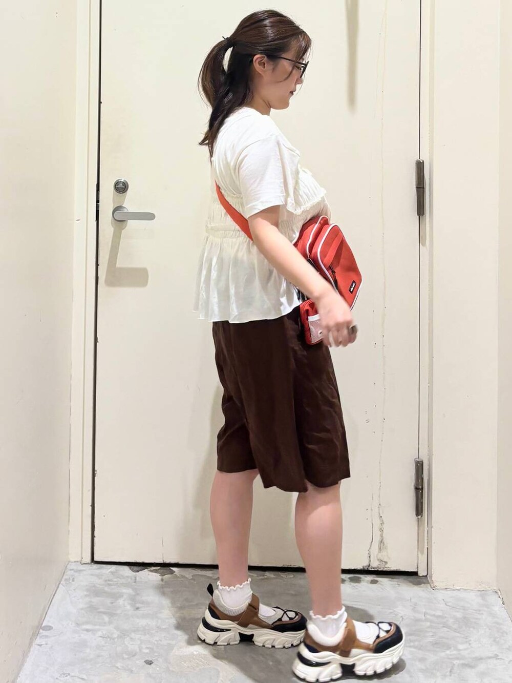 その他のスニーカー、ホワイト系のTシャツ/カットソー、ブラウン系のその他パンツを着用したレディースの夏コーディネートの5枚目の写真