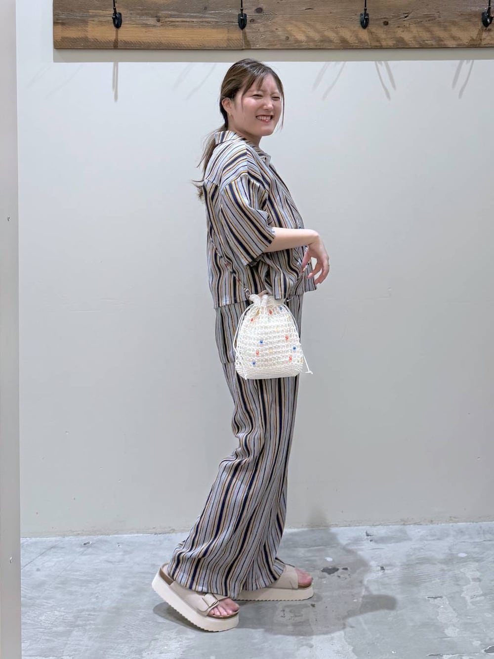 ベージュ系のサンダル、ブルー系のシャツ/ブラウス、ブルー系のその他パンツを着用したレディースの春コーディネートの6枚目の写真