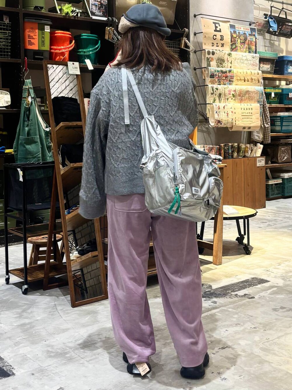 ブラック系のスニーカー、グレー系のショルダーバッグ、パープル系のその他パンツを着用したレディースの秋コーディネートの6枚目の写真