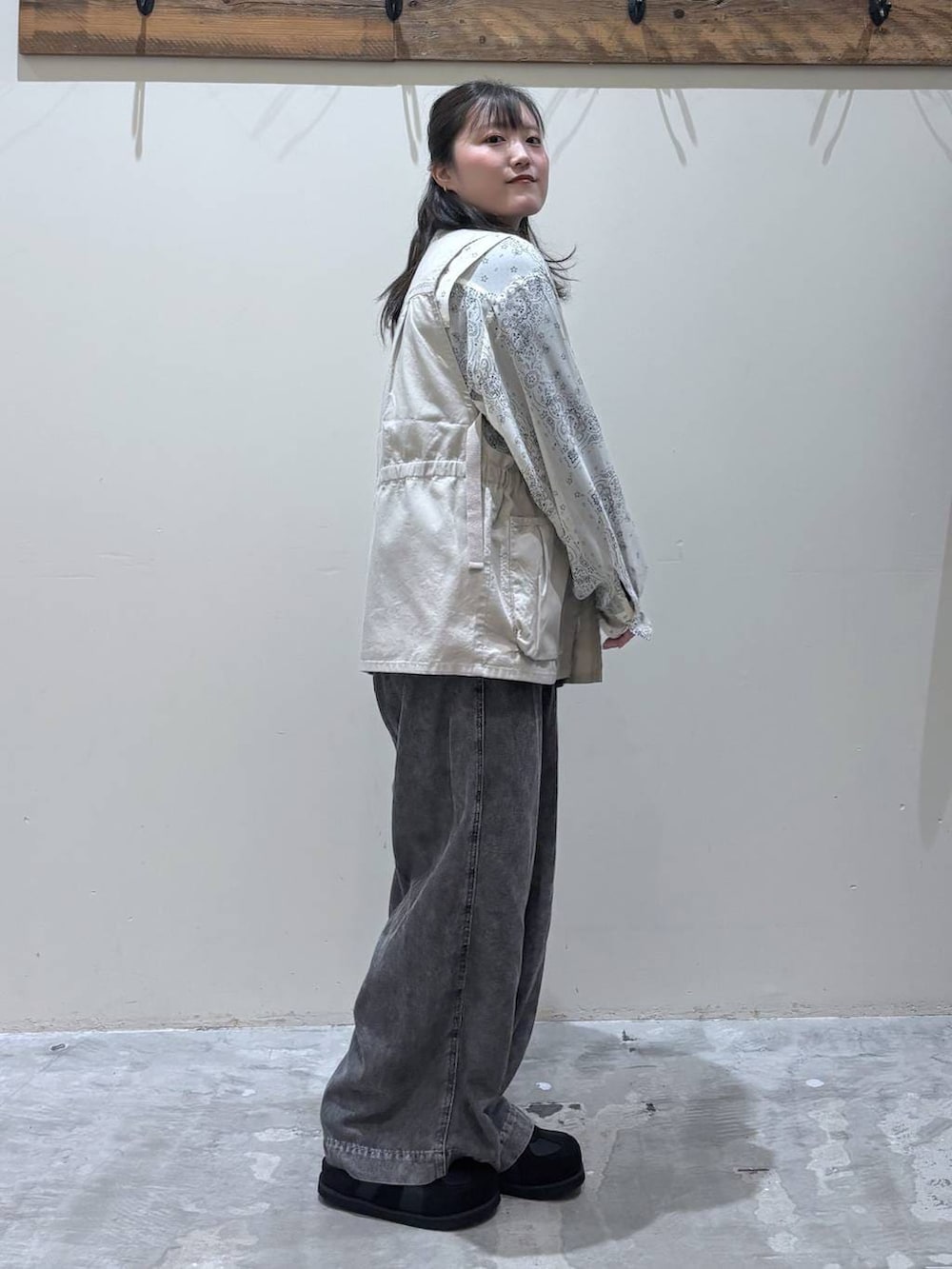 ベージュ系のベスト、ベージュ系のシャツ/ブラウス、ブラック系のスニーカーを着用したレディースの春コーディネートの3枚目の写真