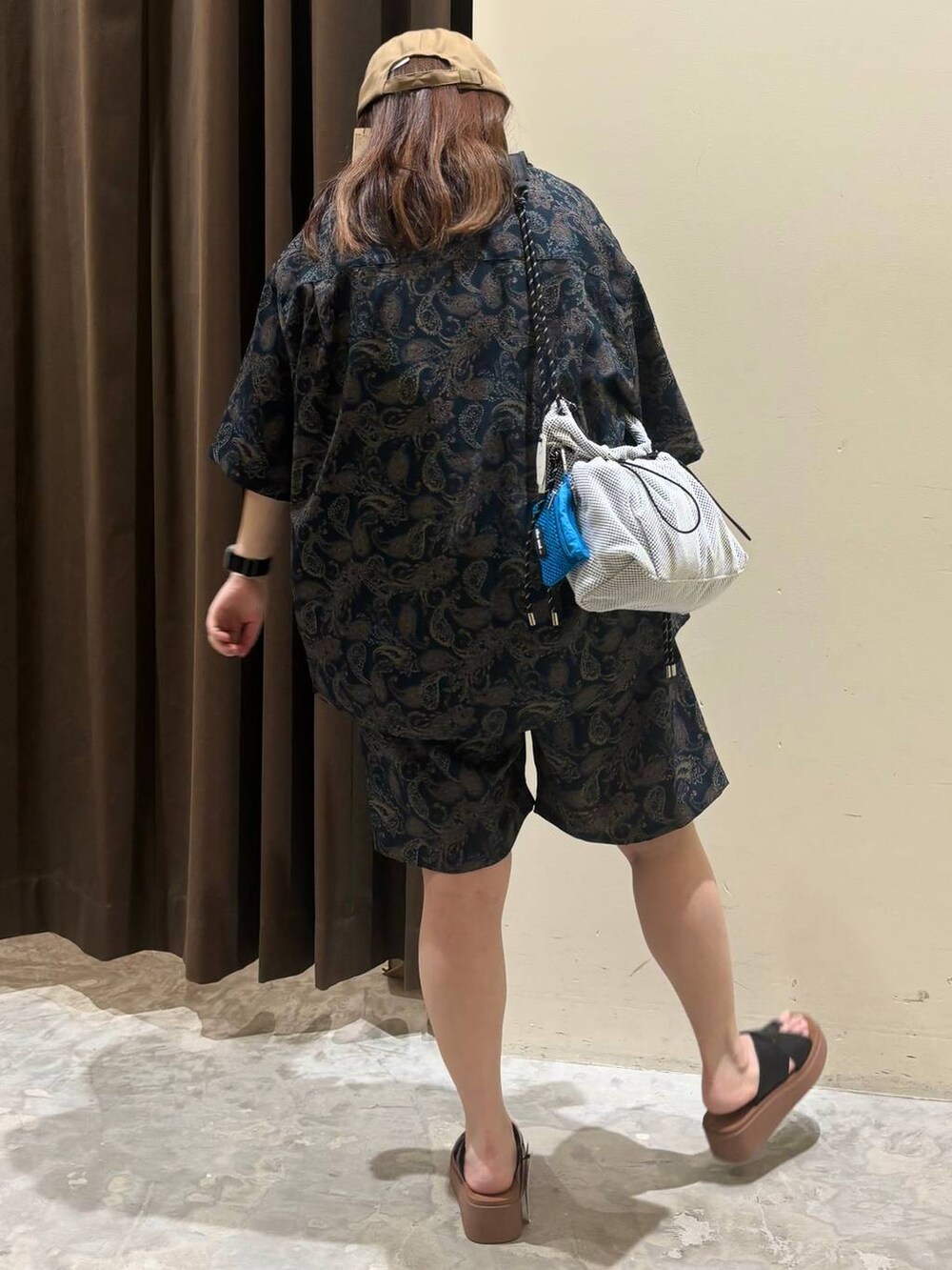 ブラック系のサンダル、ブルー系のその他パンツ、ブルー系のシャツ/ブラウスを着用したレディースの夏コーディネートの7枚目の写真