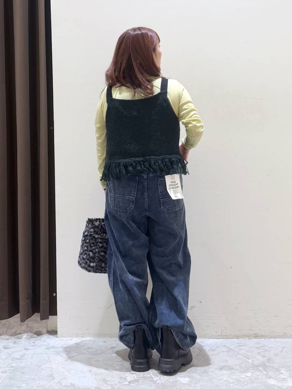 グリーン系のベスト、その他のトートバッグ、イエロー系のTシャツ/カットソーを着用したレディースの秋コーディネートの5枚目の写真