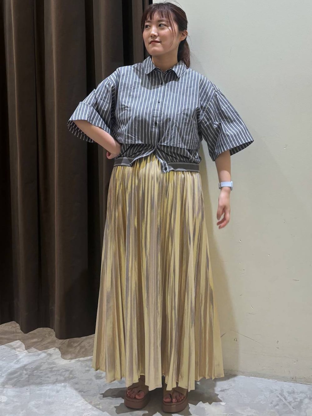 イエロー系のサンダル、イエロー系のスカート、グレー系のシャツ/ブラウスを着用したレディースの夏コーディネートの4枚目の写真