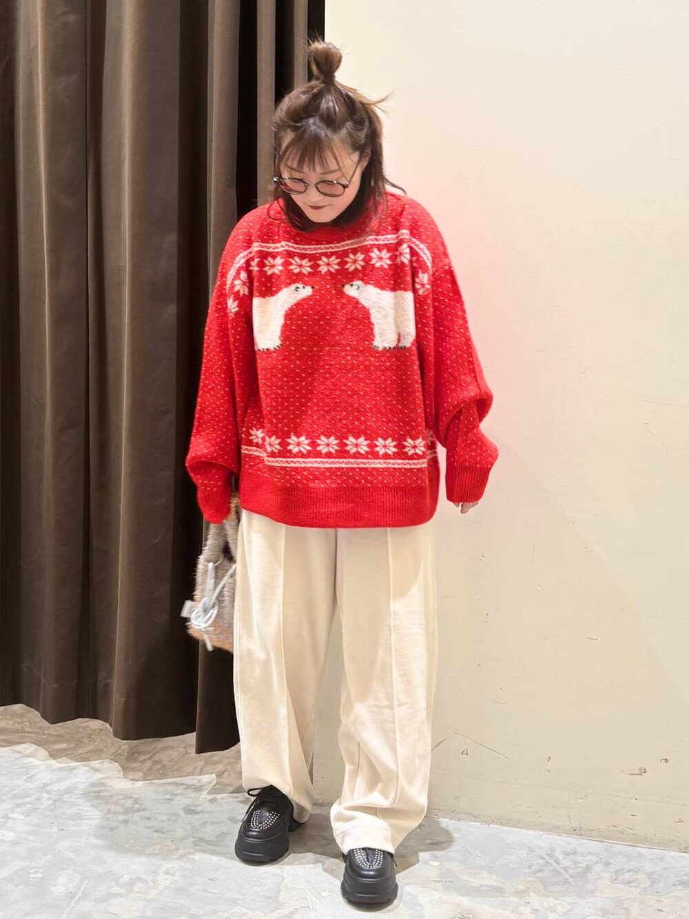 ベージュ系のその他パンツ、ブラック系のその他シューズ、レッド系のニット/セーターを着用したレディースの冬コーディネートの3枚目の写真