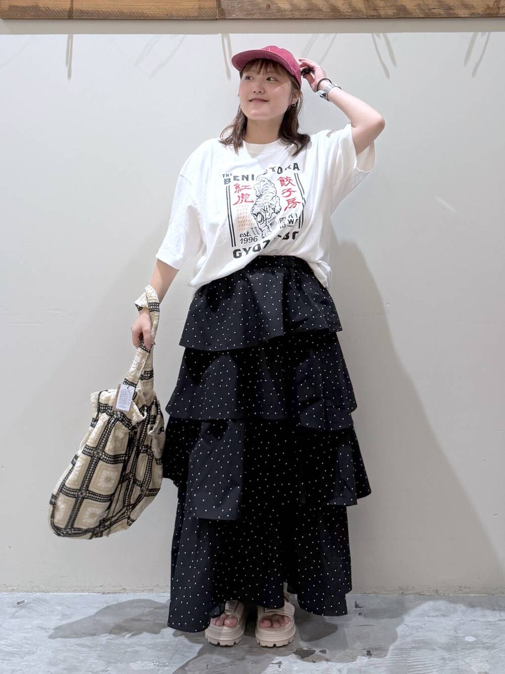 その他のトートバッグ、ベージュ系のサンダル、ホワイト系のTシャツ/カットソーを着用したレディースの夏コーディネートの7枚目の写真
