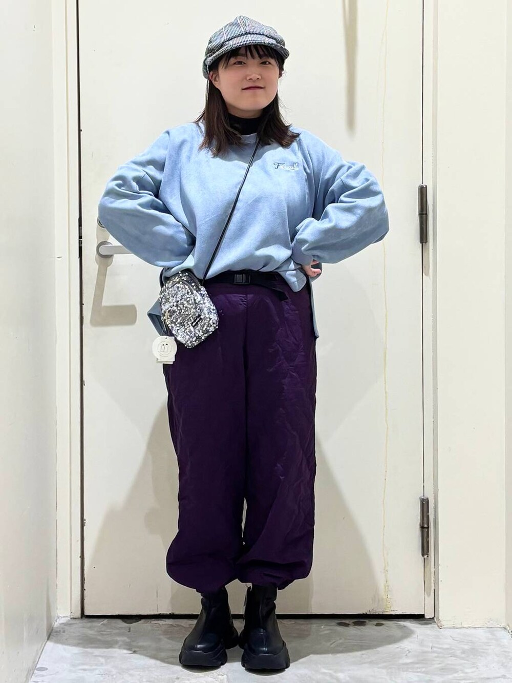 パープル系のその他パンツ、ブラック系のブーツ、ブラック系のTシャツ/カットソーを着用したレディースの冬コーディネートの3枚目の写真