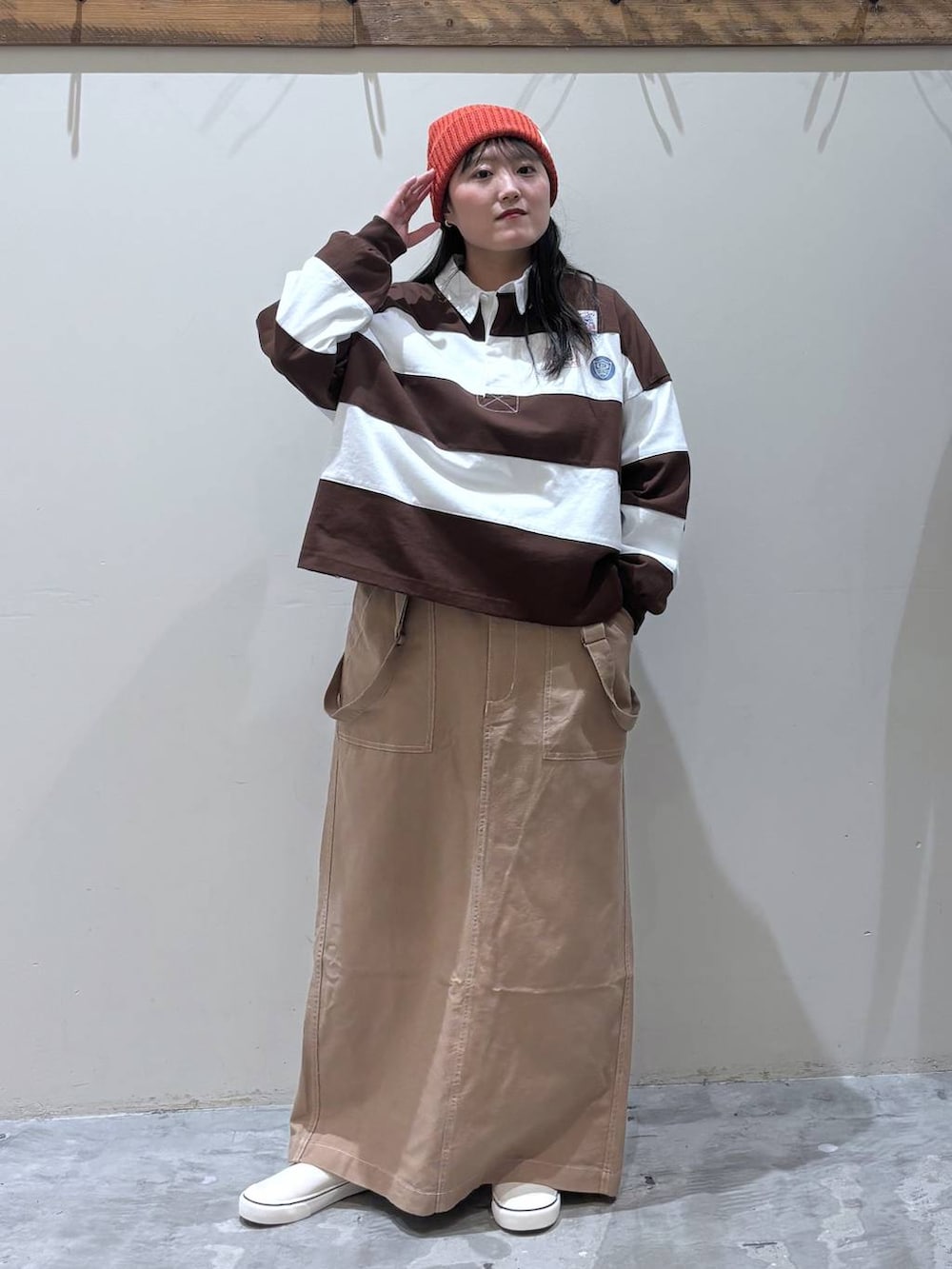 イエロー系のスカート、ブラウン系のTシャツ/カットソーを着用したレディースの春コーディネートの5枚目の写真