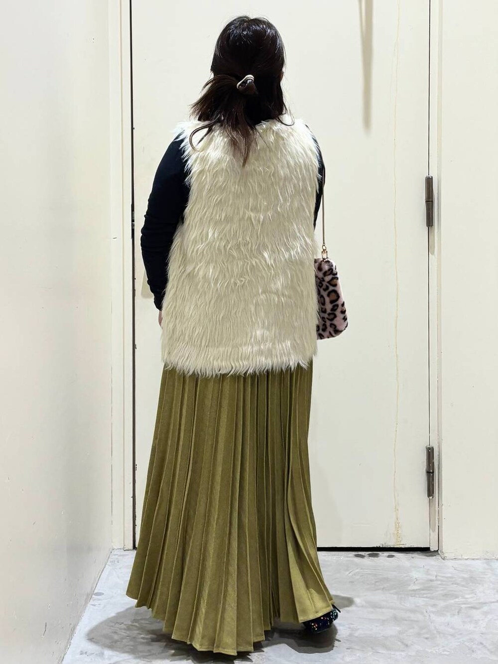 その他のバレエシューズ、ブラック系のTシャツ/カットソー、その他のショルダーバッグを着用したレディースの冬コーディネートの5枚目の写真