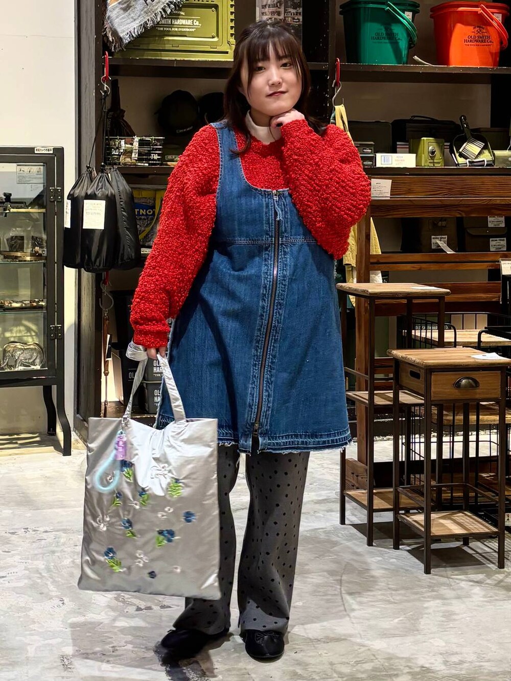 グレー系のその他パンツ、ホワイト系のTシャツ/カットソー、レッド系のニット/セーターを着用したレディースの冬コーディネートの2枚目の写真