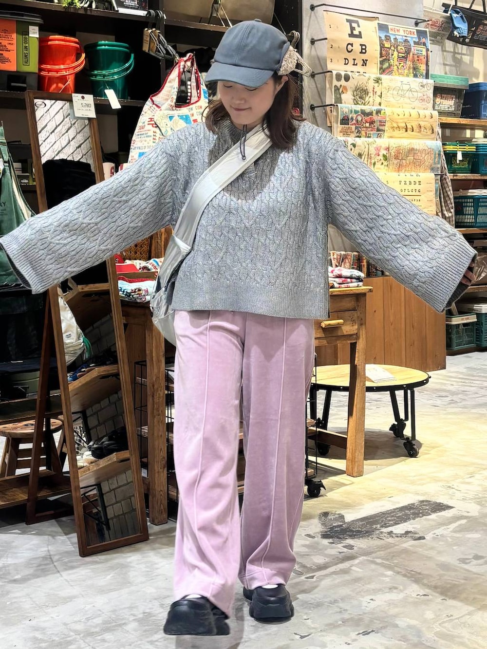 ブラック系のスニーカー、グレー系のショルダーバッグ、パープル系のその他パンツを着用したレディースの秋コーディネートの3枚目の写真