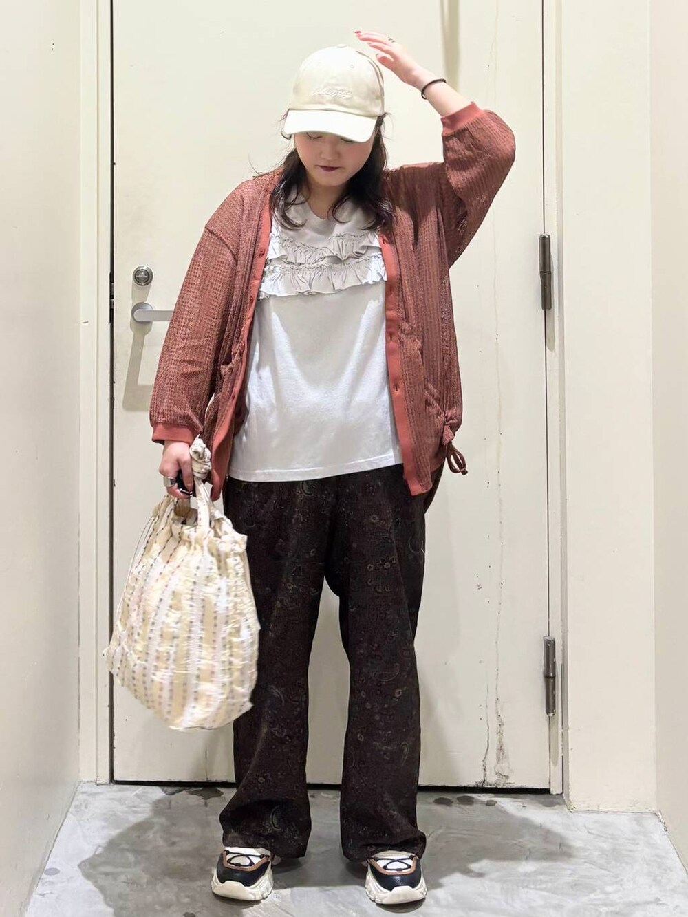 ブラウン系のカーディガン/ボレロ、ベージュ系のその他パンツ、その他のスニーカーを着用したレディースの夏コーディネートの3枚目の写真