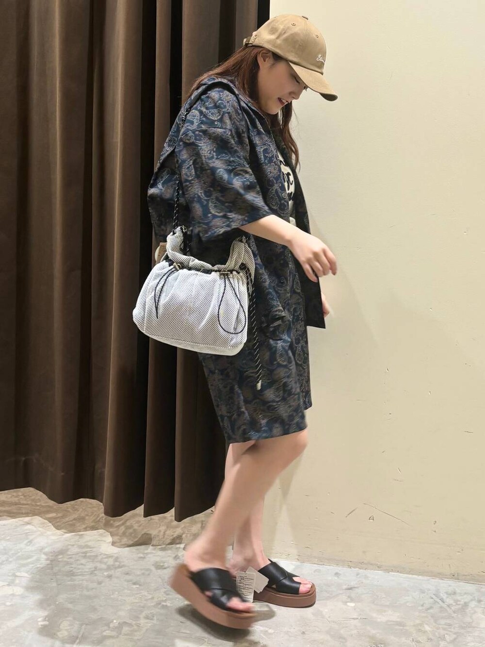 ブラック系のサンダル、ブルー系のその他パンツ、ブルー系のシャツ/ブラウスを着用したレディースの夏コーディネートの6枚目の写真