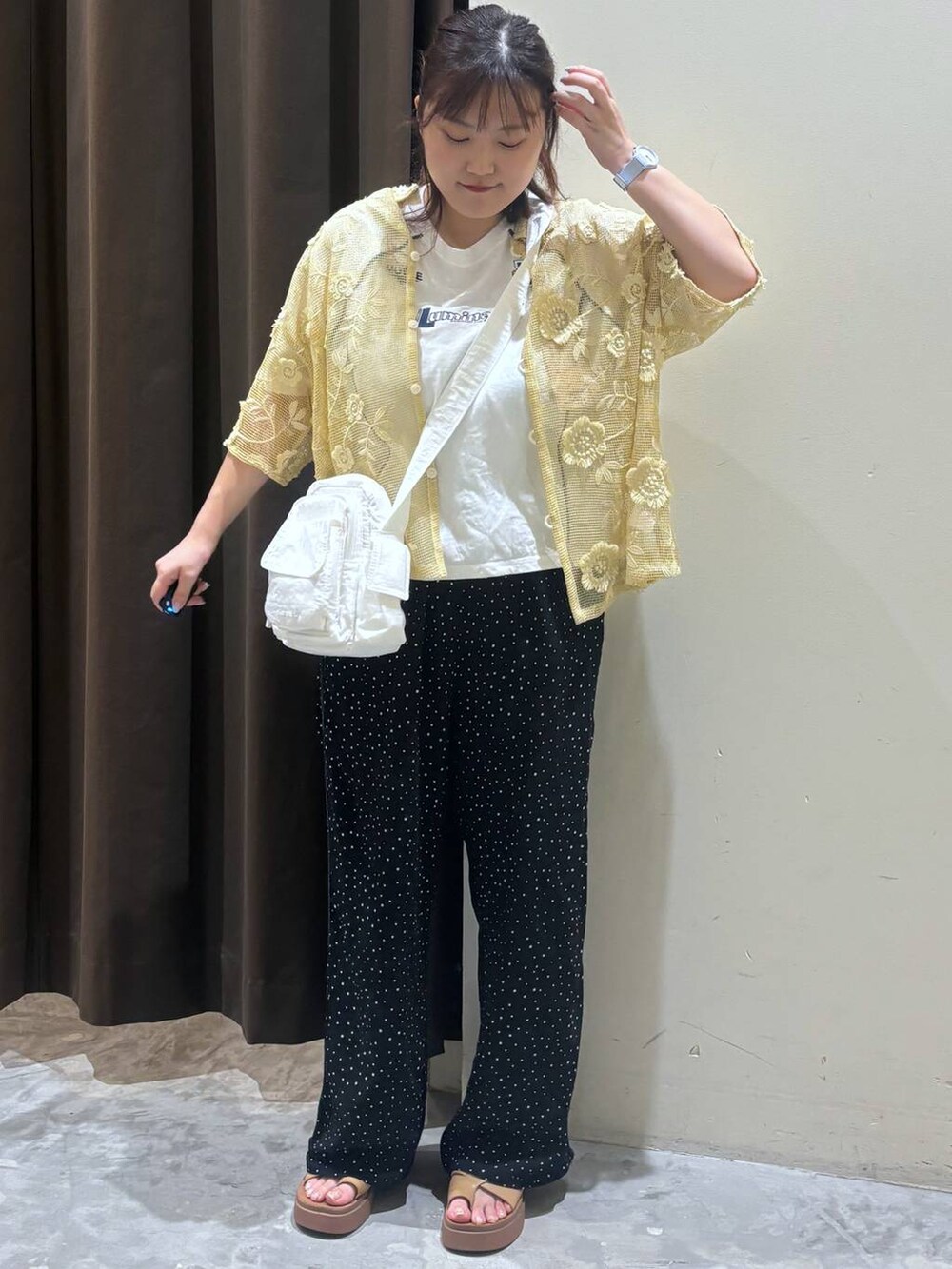 イエロー系のサンダル、ブラック系のその他パンツ、ホワイト系のTシャツ/カットソーを着用したレディースの夏コーディネートの3枚目の写真