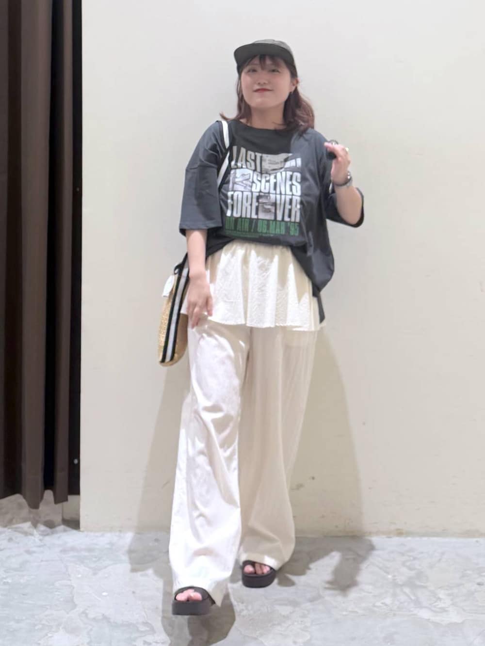 ブラウン系のサンダル、ベージュ系のトートバッグ、グレー系のTシャツ/カットソーを着用したレディースの夏コーディネートの5枚目の写真
