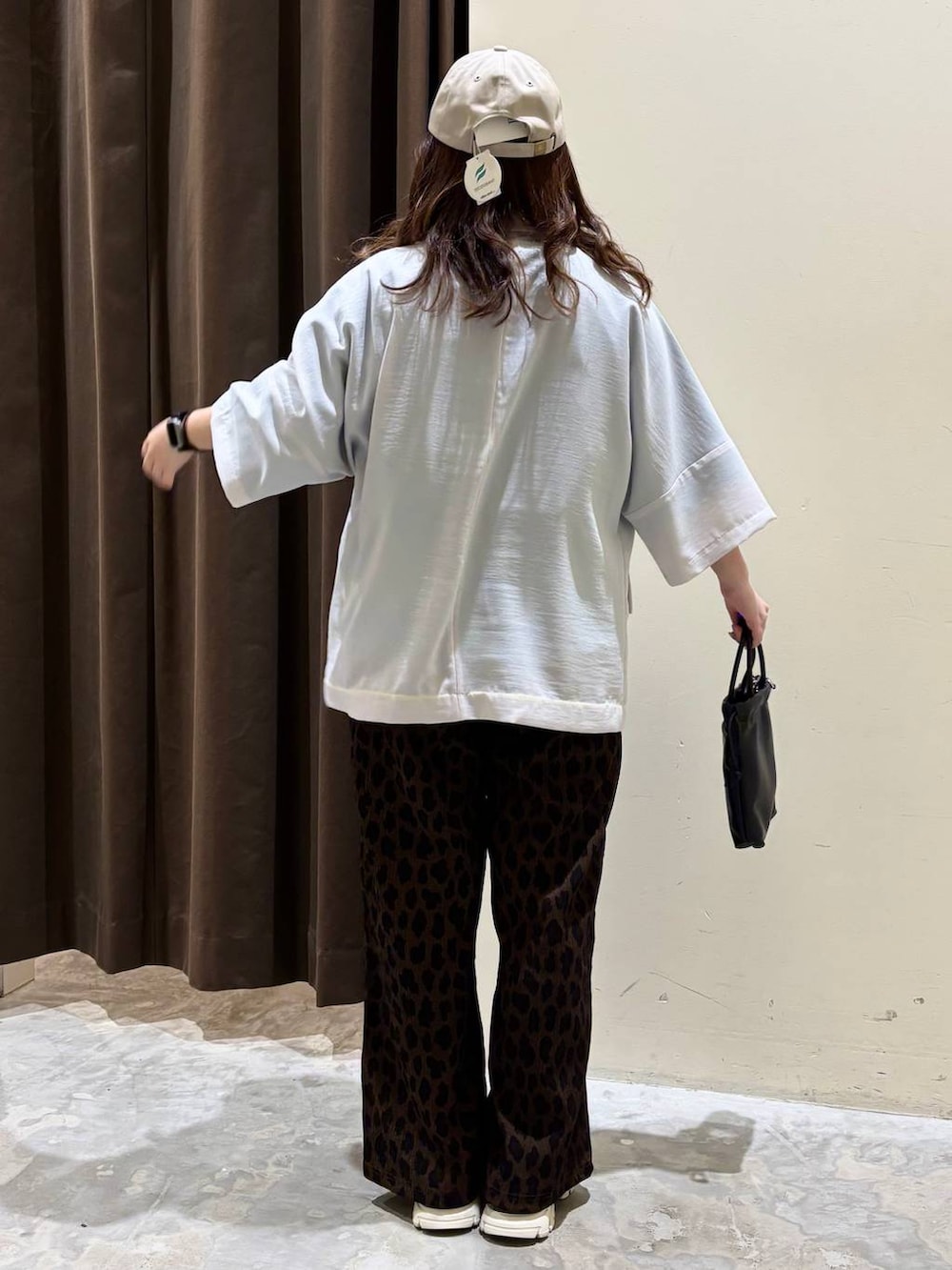 グリーン系のTシャツ/カットソー、ベージュ系のその他パンツ、その他のスニーカーを着用したレディースの春コーディネートの6枚目の写真