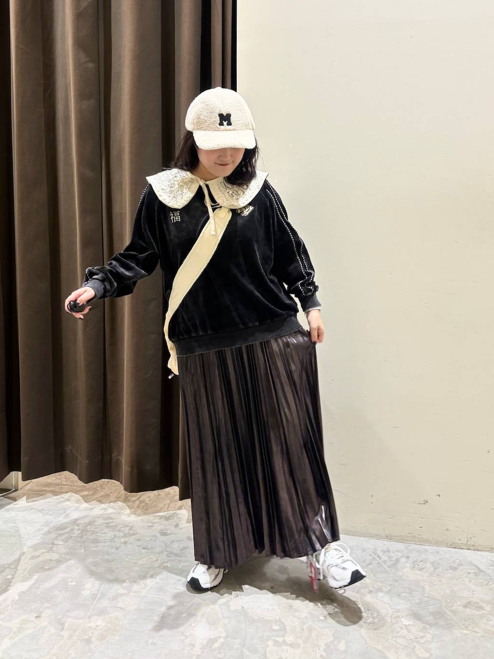 ホワイト系のスニーカー、グレー系のTシャツ/カットソー、ベージュ系のショルダーバッグを着用したレディースの秋コーディネートの2枚目の写真