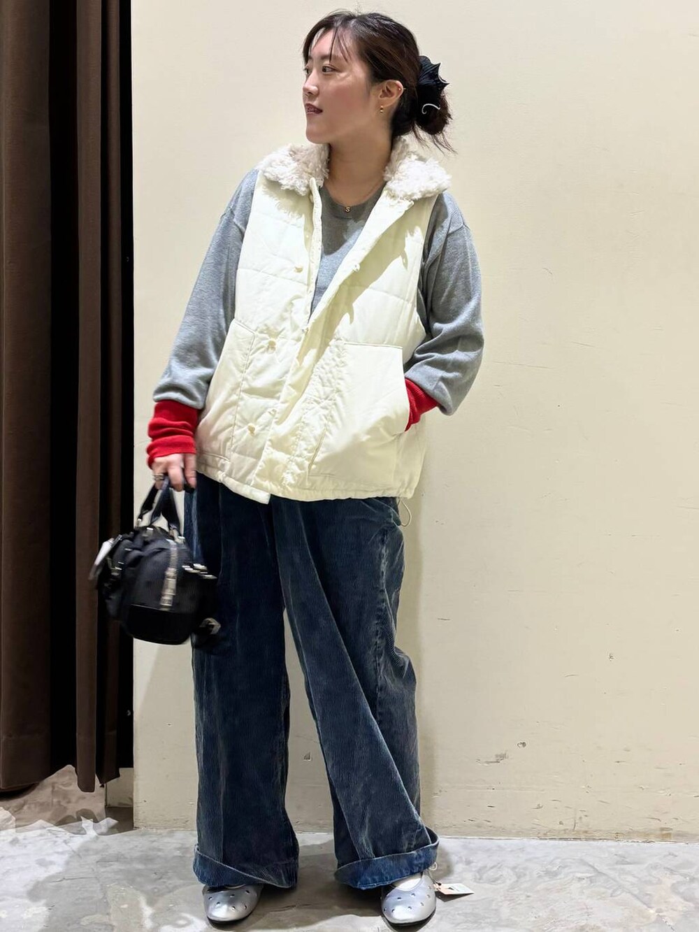 シルバー系のパンプス、ブルー系のその他パンツ、グレー系のニット/セーターを着用したレディースの秋コーディネートの4枚目の写真