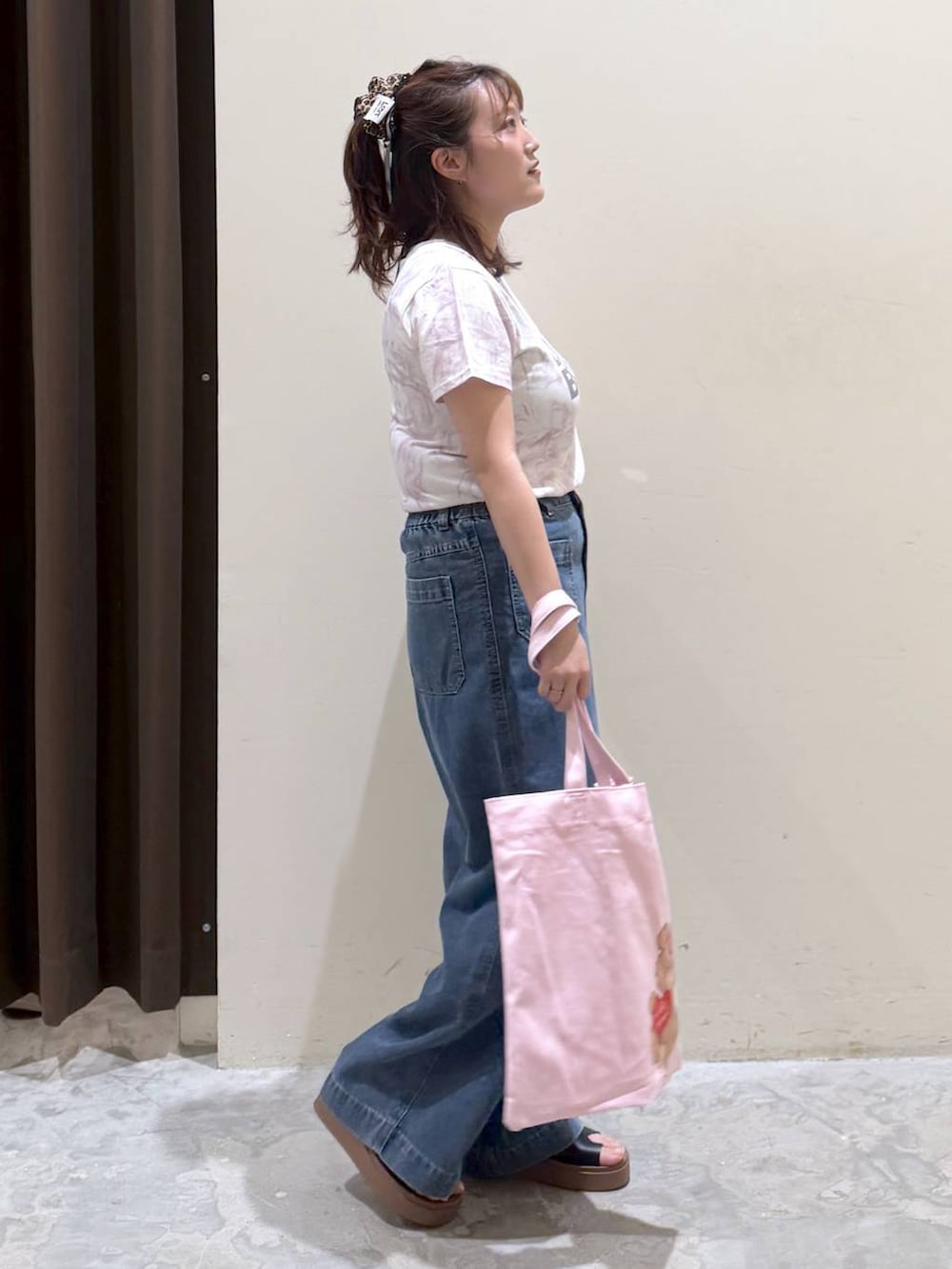 ブラック系のサンダル、ブルー系のその他パンツ、ホワイト系のTシャツ/カットソーを着用したレディースの夏コーディネートの5枚目の写真