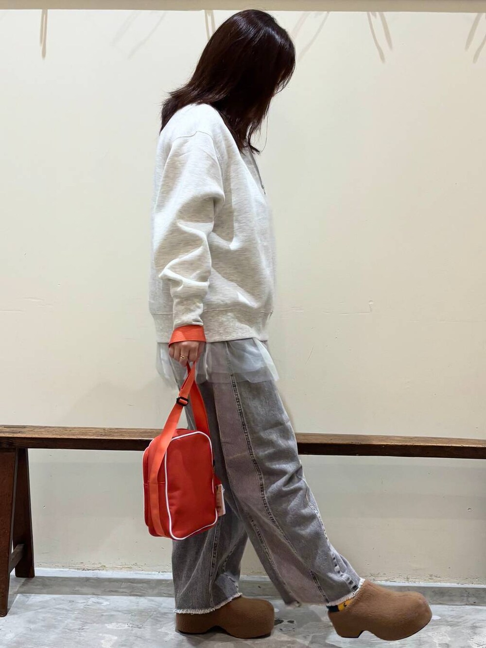 ホワイト系のTシャツ/カットソー、グレー系のデニムパンツ、オレンジ系のショルダーバッグを着用したレディースの秋コーディネートの4枚目の写真