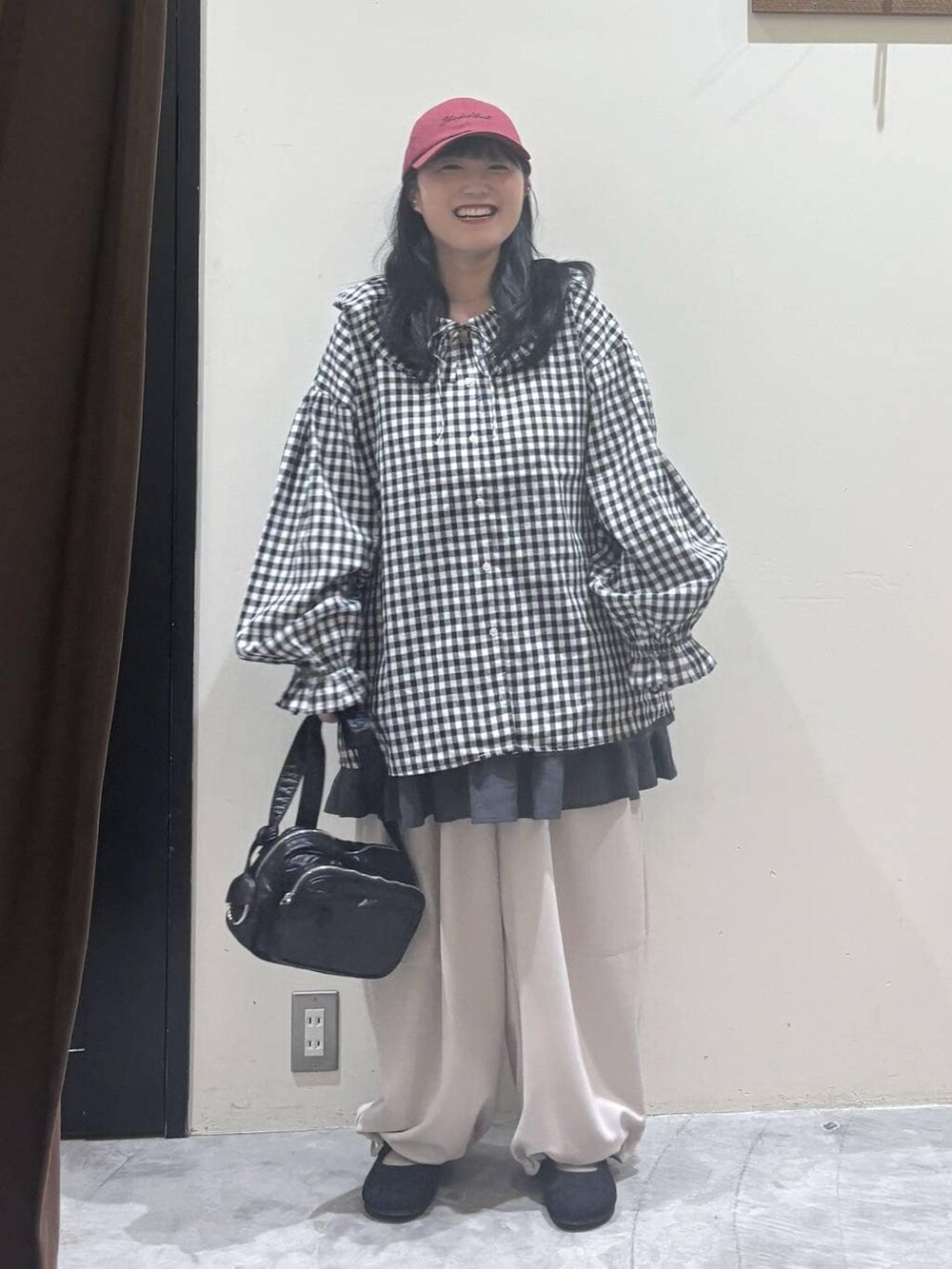 ブラック系のパンプス、ブラック系のショルダーバッグ、ブラック系のシャツ/ブラウスを着用したレディースの春コーディネートの5枚目の写真