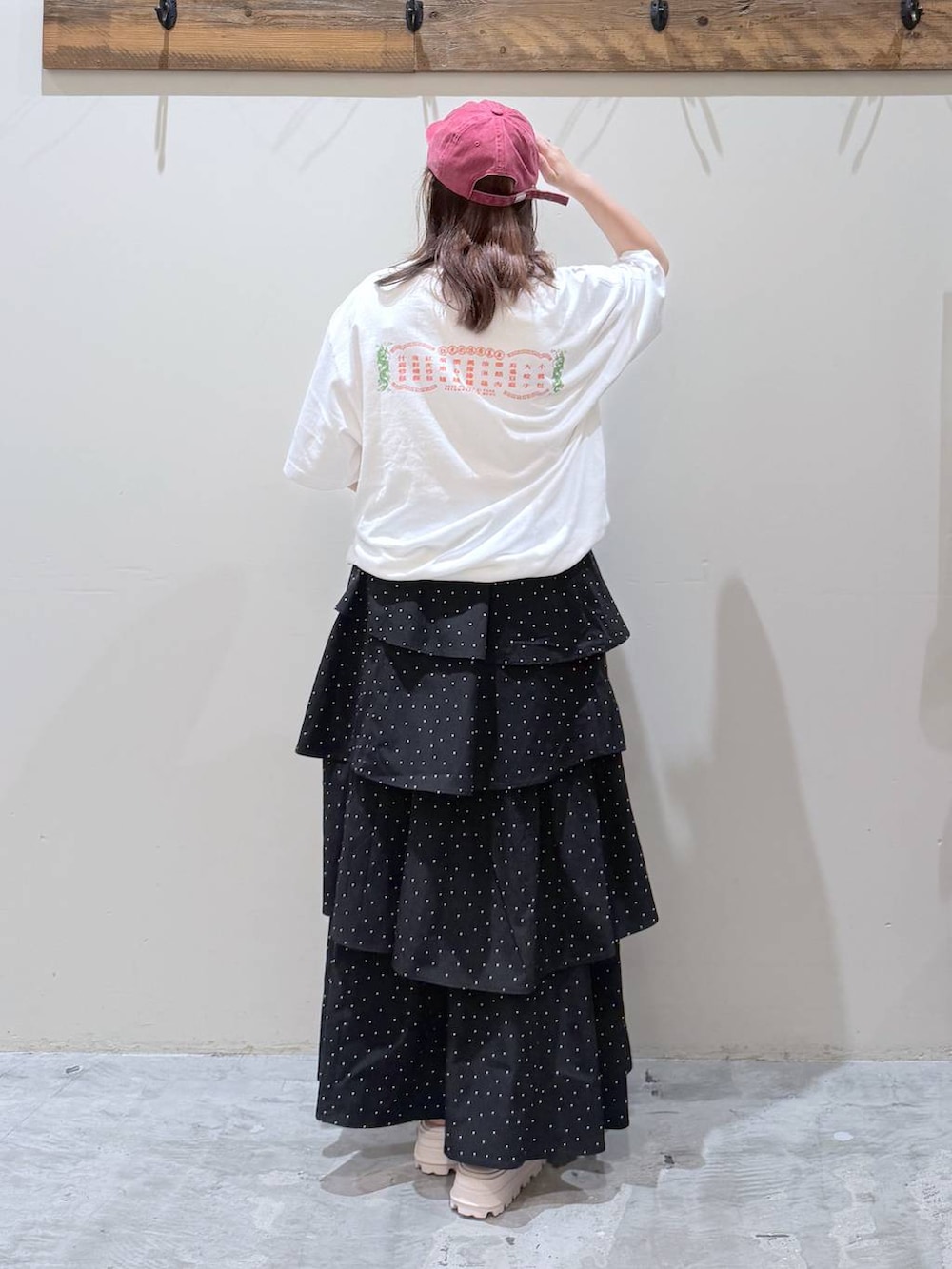 その他のトートバッグ、ベージュ系のサンダル、ホワイト系のTシャツ/カットソーを着用したレディースの夏コーディネートの6枚目の写真