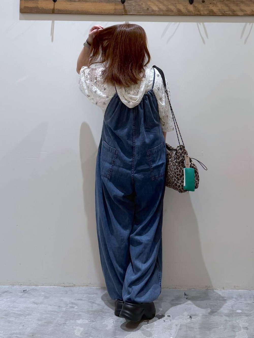 ベージュ系のTシャツ/カットソー、ブルー系のサロペット/オーバーオール、ブラック系のサンダルを着用したレディースの夏コーディネートの6枚目の写真