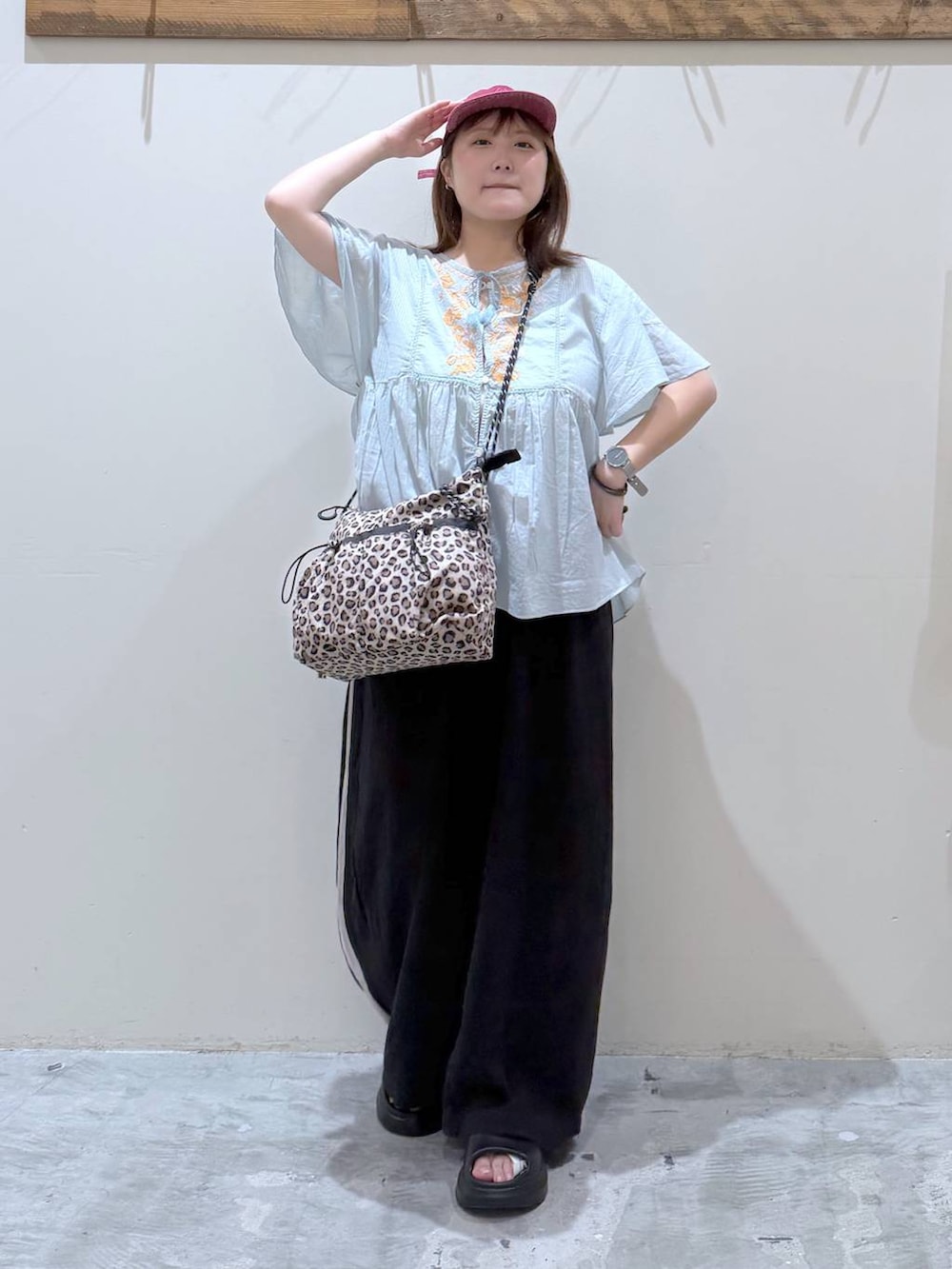 グレー系のその他パンツ、ブルー系のシャツ/ブラウス、ブラック系のサンダルを着用したレディースの夏コーディネートの2枚目の写真