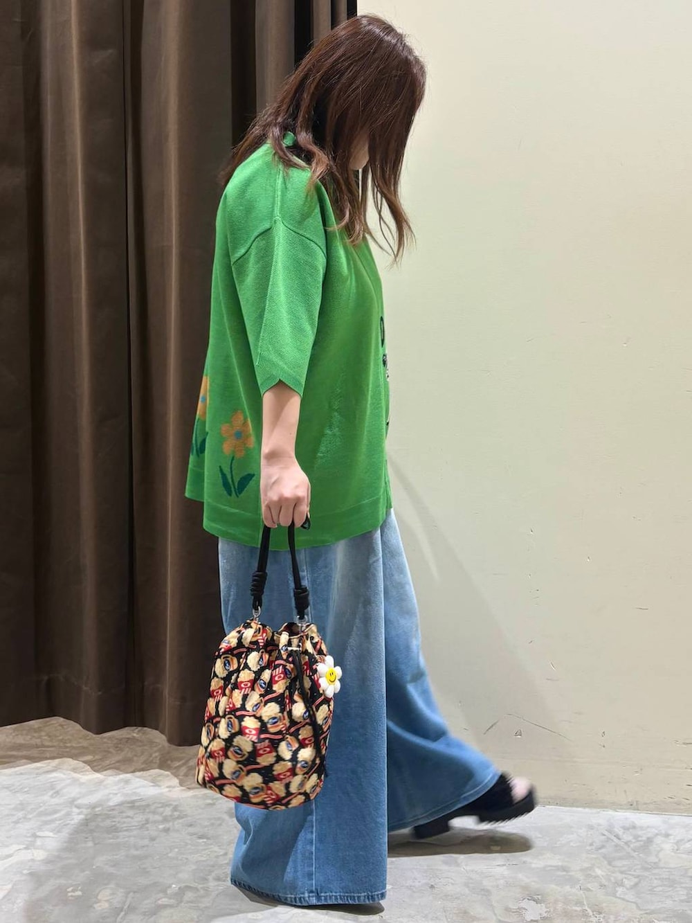 ブラック系のサンダル、ブルー系のデニムパンツ、グリーン系のシャツ/ブラウスを着用したレディースの夏コーディネートの5枚目の写真