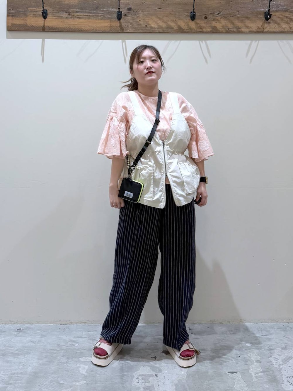 ブルー系のその他パンツ、オレンジ系のシャツ/ブラウス、ベージュ系のサンダルを着用したレディースの夏コーディネートの6枚目の写真