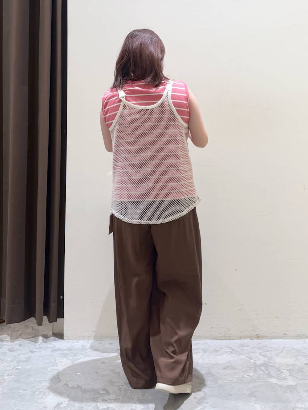 ベージュ系のサンダル、ベージュ系のボストンバッグ、ピンク系のTシャツ/カットソーを着用したレディースの夏コーディネートの4枚目の写真