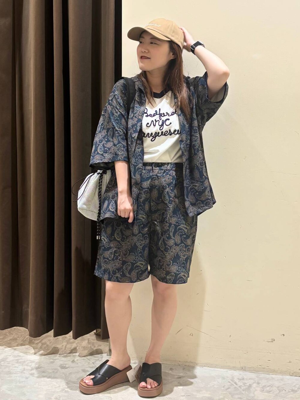 ブラック系のサンダル、ブルー系のその他パンツ、ブルー系のシャツ/ブラウスを着用したレディースの夏コーディネートの2枚目の写真