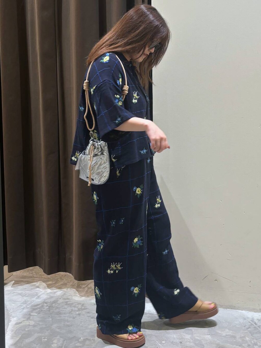 シルバー系のショルダーバッグ、イエロー系のサンダル、ブルー系のその他パンツを着用したレディースの夏コーディネートの5枚目の写真