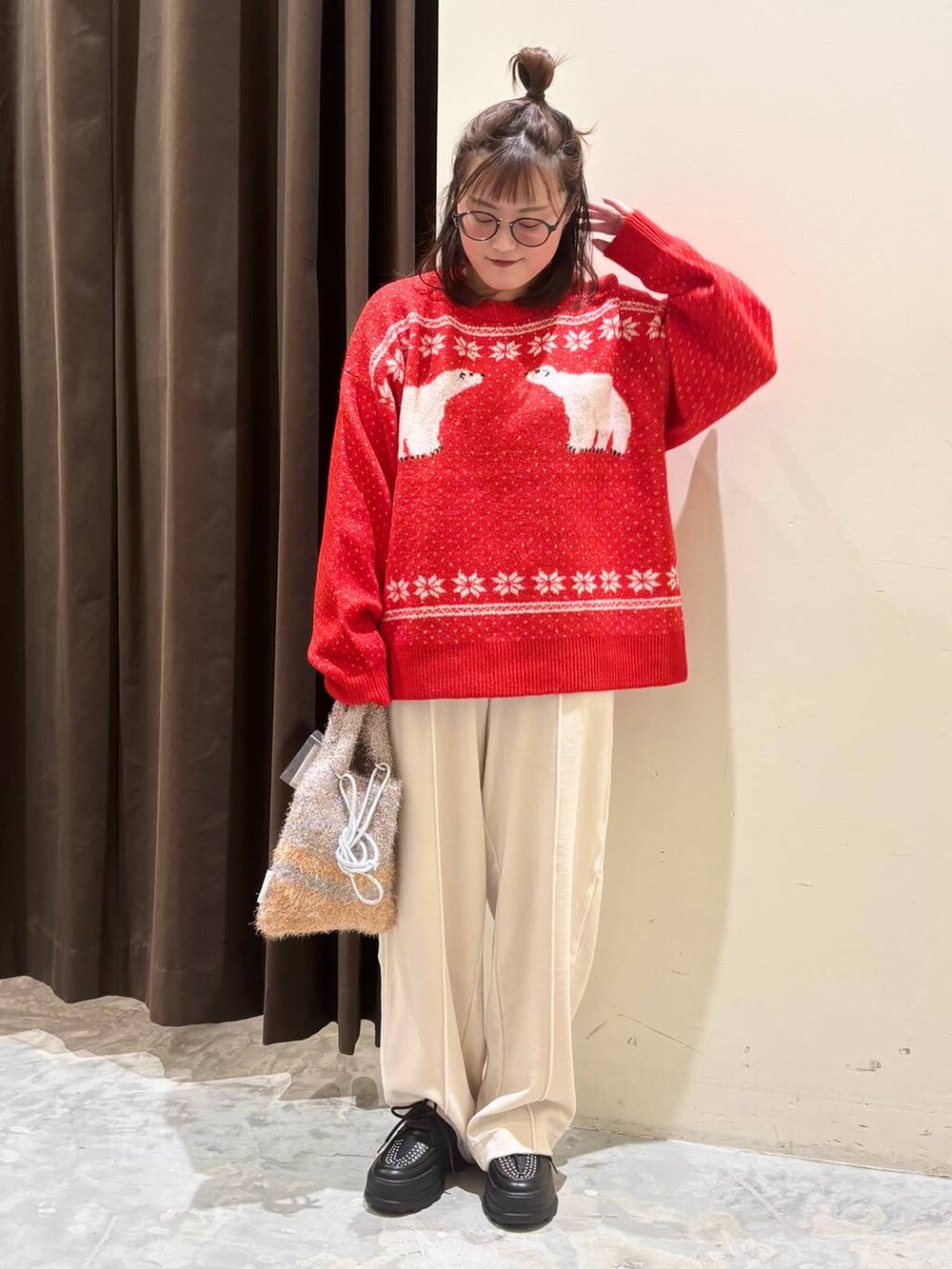 ベージュ系のその他パンツ、ブラック系のその他シューズ、レッド系のニット/セーターを着用したレディースの冬コーディネートの4枚目の写真