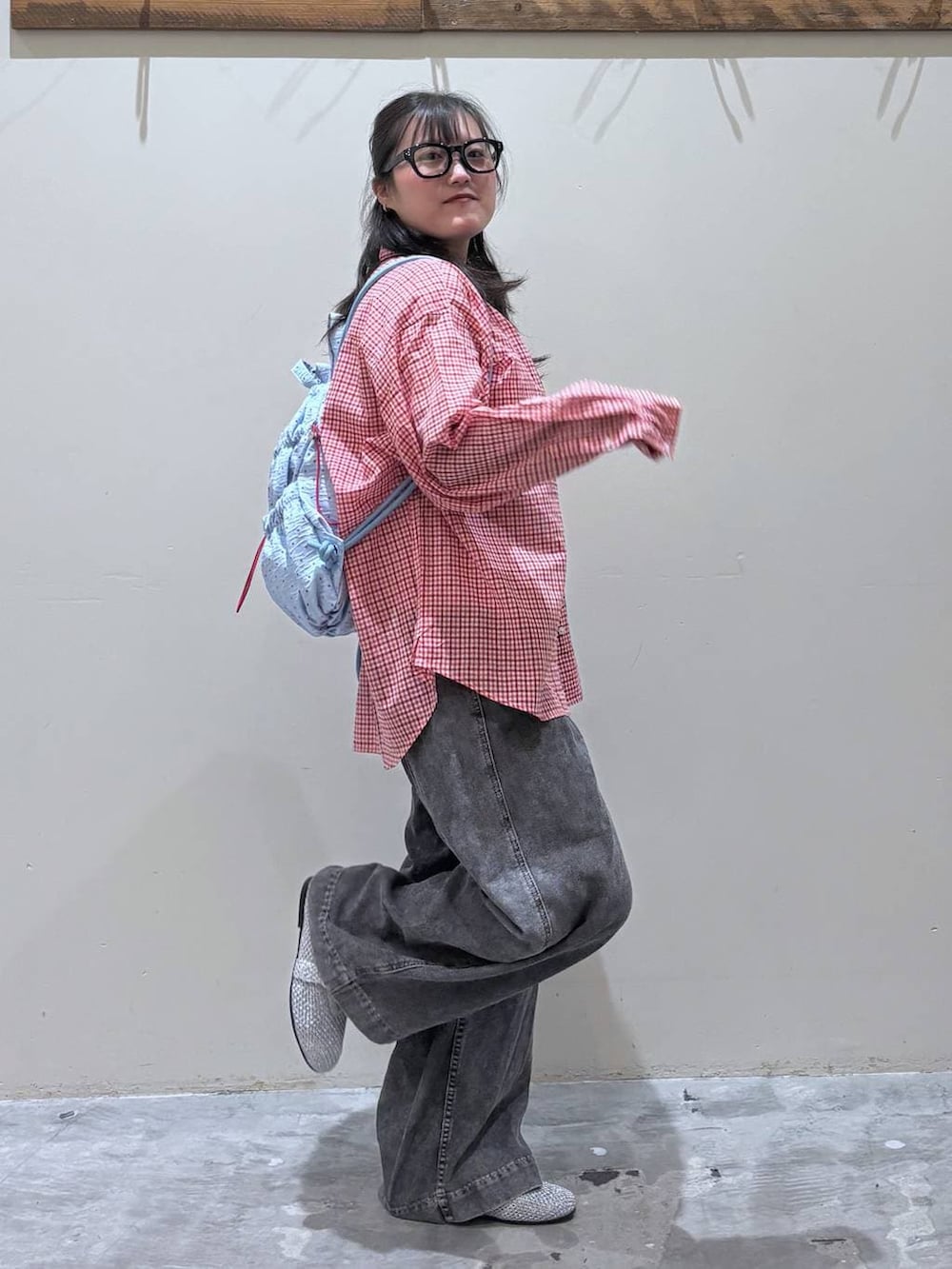 グレー系のパンプス、ブルー系のバックパック/リュックを着用したレディースの春コーディネートの3枚目の写真