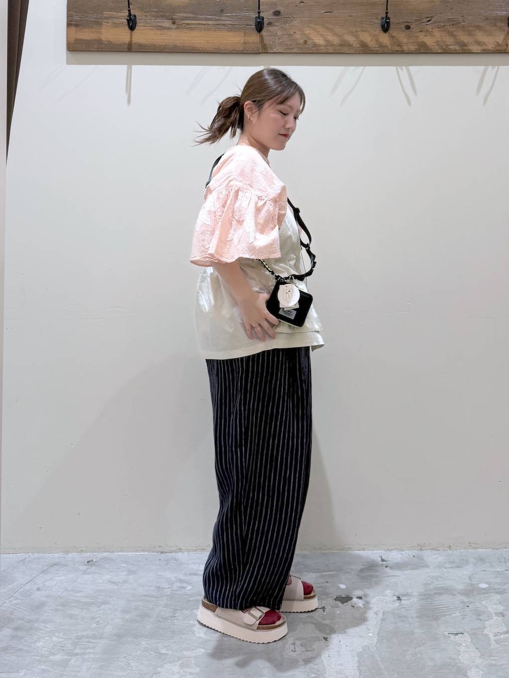 ブルー系のその他パンツ、オレンジ系のシャツ/ブラウス、ベージュ系のサンダルを着用したレディースの夏コーディネートの4枚目の写真