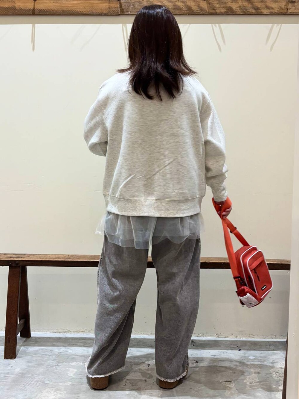 ホワイト系のTシャツ/カットソー、グレー系のデニムパンツ、オレンジ系のショルダーバッグを着用したレディースの秋コーディネートの5枚目の写真