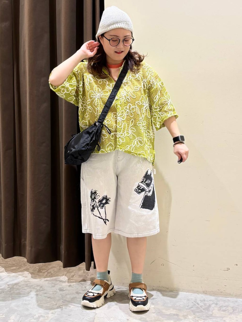 ブラック系のショルダーバッグ、オレンジ系のTシャツ/カットソー、その他のスニーカーを着用したレディースの春コーディネートの4枚目の写真